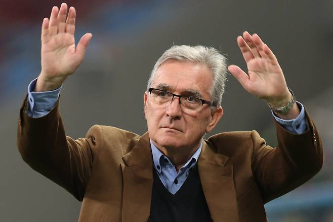 이반코비치 중국 대표팀 감독은 팀 승리에도 싸늘한 시선을 피하지 못했다. 사진은 15일 칭다오 청소년축구경기장에서 팬들에게 인사하고 있는 이반코비치 감독의 모습. 중국은 이날 인도네시아를 격파하며 2026 FIFA 북중미 월드컵 아시아 3차 예선 C조에서 첫 승리를 낚았다. 로이터=연합뉴스