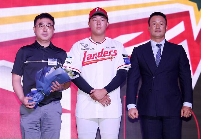 2026 KBO리그 신인 드래프트에서 1라운드 전체 5순위로 SSG에 입단한 대구고 투수 김민준. 오른쪽은 김재현 SSG 단장. SSG 제공