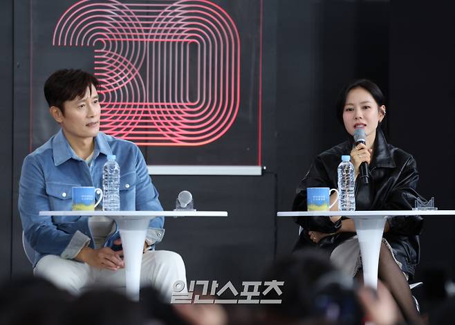 배우 이병헌, 손예진이 18일 부산 해운대구 영화의전당 야외무대에서 열린 제30회 부산국제영화제(BIFF) 영화 ‘어쩔수가없다’ 오픈토크 행사에 참석해 배역 소개를 하고 있다. 부산=서병수 기자 qudtn@edaily.co.kr /2025.09.18/