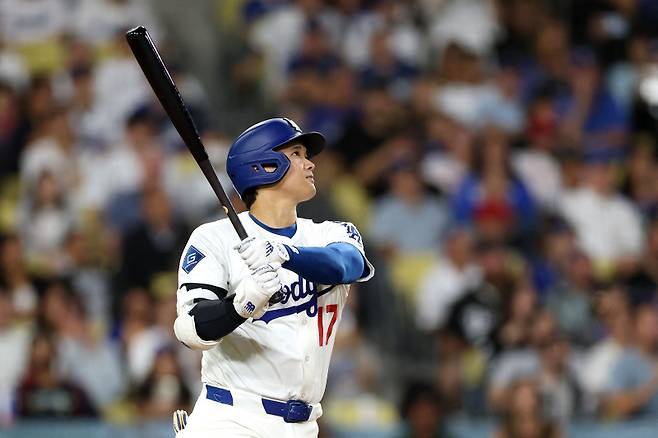 <yonhap photo-5964=""> LOS ANGELES, CALIFORNIA - SEPTEMBER 17: Shohei Ohtani #17 of the Los Angeles Dodgers hits a solo home run against the Philadelphia Phillies during the eighth inning at Dodger Stadium on September 17, 2025 in Los Angeles, California. Luke Hales/Getty Images/AFP (Photo by Luke Hales / GETTY IMAGES NORTH AMERICA / Getty Images via AFP)/2025-09-18 14:48:54/ <저작권자 ⓒ 1980-2025 ㈜연합뉴스. 무단 전재 재배포 금지, AI 학습 및 활용 금지></yonhap>