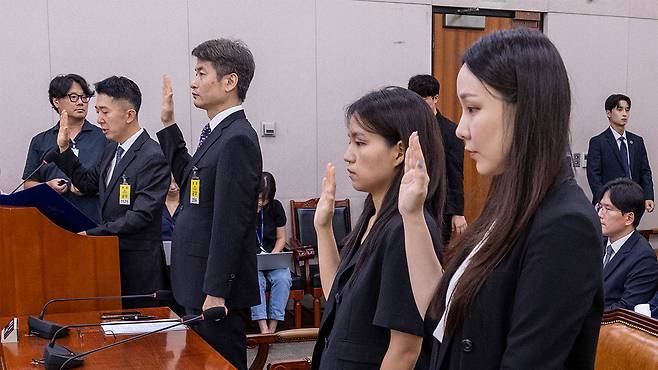 검찰개혁 입법 청문회 출석한 검사들과 검찰 수사관들 증인선서