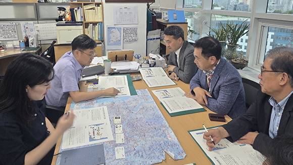 최정일 부군수가 기재부를 찾아 지역현안을 설명하고 있다. [사진=무주군 ]