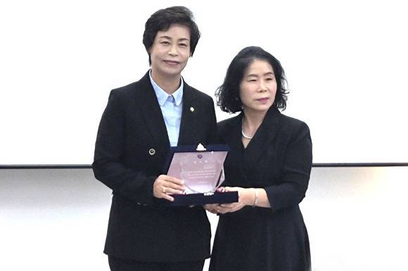 황미상 용인특례시의원(왼쪽)이 지난 17일 용인 둔전초등학교 학부모운영위원회로부터 감사패를 수상한 후 기념 사진을 찍고 있다. [사진=황미상 의원실]