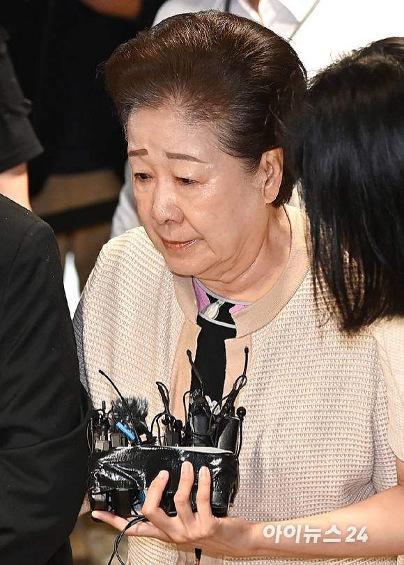 '통일교 현안 청탁' 한학자 총재가 17일 오전 서울 종로구에 마련된 김건희 특검팀(특별검사 민중기) 사무실로 조사를 받기 위해 출석하고 있다. [사진=곽영래 기자]