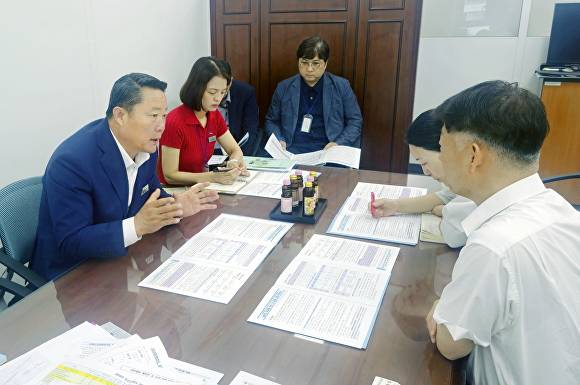 최영일 군수가 기본사회 TF팀 회의를 주재하고 있다. [사진=순창군 ]