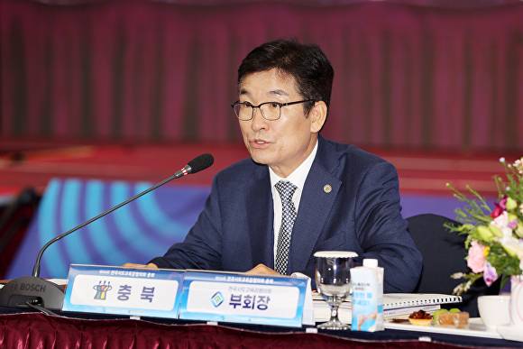 윤건영 충북교육감이 18일 열린 전국시·도교육감협의회에서 긴급 제안을 하고있다. [사진=충북교육청]