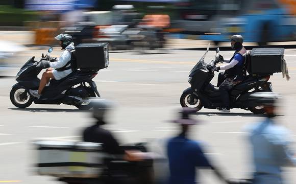 정부가 특수고용·플랫폼 노동자의 소득 안전망 강화를 위해 '최소보수제' 도입을 검토한다. [사진=연합뉴스]