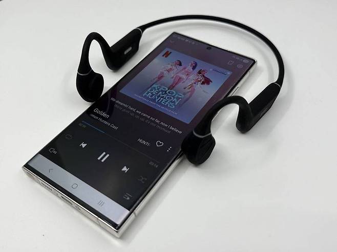 골전도 이어폰 특유의 다소 둔탁한 음색은 여전하지만 기존 제품 대비 음질은 확실히 향상되었다 / 출처=IT동아