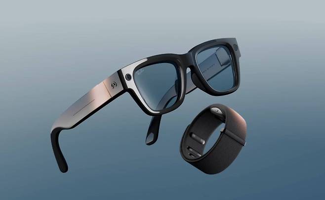 스마트 안경에 증강현실 기술을 적용한 레이-밴 메타 디스플레이 / 출처=메타