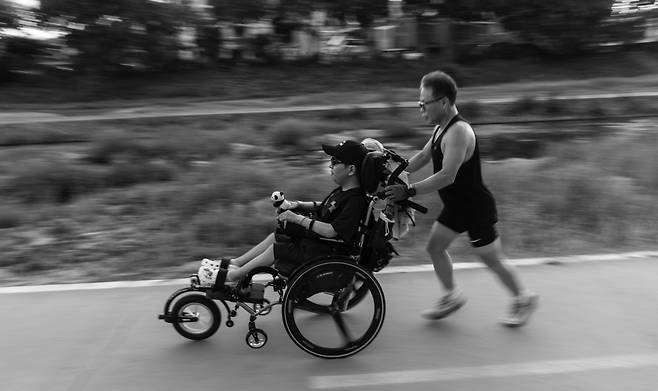 배종훈씨는 마라톤 하기 전에 100m도 못 달리는 사람이었다. 그런 그가 달리는 이유는 아들때문이다. 그는 말한다. ″재국이가 앞에 있으니까 달려지게 되더라고요. ″