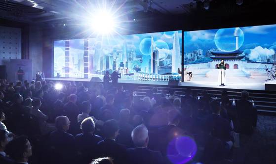 17일 오전 서울 소공동 롯데호텔에서 열린 중앙일보 창간 60주년 기념식에서 국악인 송소희가 축가로 ‘내나라 대한’을 부르고 있다. 장진영 기자