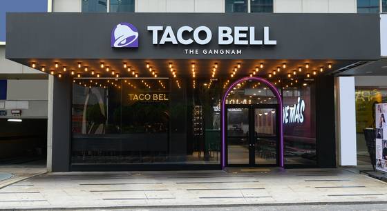 타코벨코리아가 아시아 최초의 바(Bar) 콘셉트 매장 ‘타코벨 더강남’을 오픈했다. 사진 타코벨코리아
