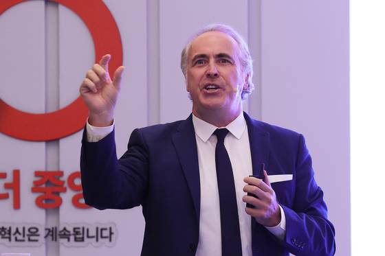 중앙일보 창간 60주년 글로벌 미디어 컨퍼런스가 17일 서울 소공동 롯데호텔에서 열렸다. 후안 세뇨르 이노베이션미디어컨설팅(IMC) 대표가 발표하고 있다. 그는 언론에 대해 '혼란 속 정지 버튼' 이라고 표현했다. 장진영 기자