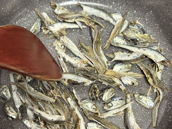 국물용 멸치는 사용하기 전에 볶아주면 비린내를 잡을 수 있다. 사진 이정웅