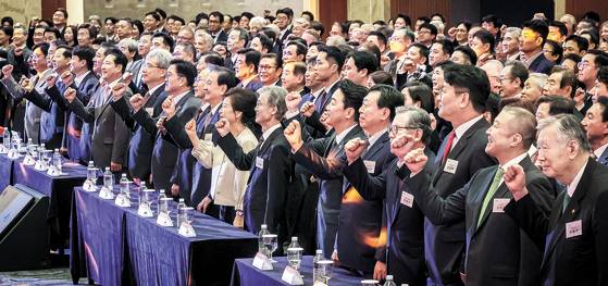 17일 서울 소공동 롯데호텔에서 열린 중앙일보 창간60주년 기념식 참가자들이 기념촬영하고 있다. 강정현 기자