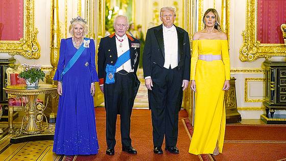 17일 영국 윈저성에서 열린 국빈 만찬에 참석한 카밀라 왕비, 찰스 3세 국왕, 도널드 트럼프 미국 대통령, 멜라니아 여사(왼쪽부터). AFP=연합뉴스