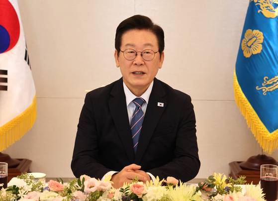 이재명 대통령이 18일 서울 용산 대통령실에서 열린 ‘자본시장 정상화, 새로운 도약의 시작-증권사 리서치센터장들과의 오찬 간담회’에서 모두발언을 하고 있다. 연합뉴스