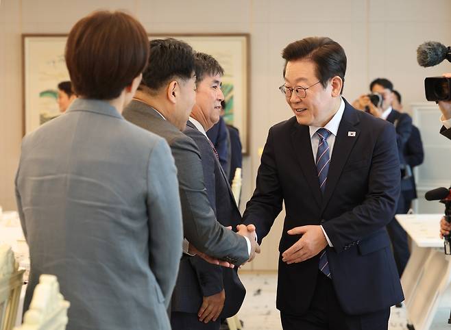 이재명 대통령이 18일 서울 용산 대통령실에서 열린 ‘자본시장 정상화, 새로운 도약의 시작-증권사 리서치센터장들과의 오찬 간담회’에서 참석자들과 악수하고 있다. 연합뉴스