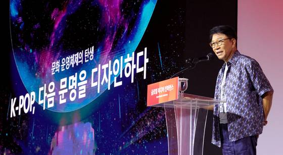 중앙일보 창간 60주년 글로벌 미디어 컨퍼런스가 18일 서울 소공동 롯데호텔에서 열렸다. 데이2 1부에서 이수만 A2O 엔터 대표가 '문화 운영체제의 탄생 : K POP, 서사가되다'를 주제로 강연하고 있다. 장진영 기자 / 20250918