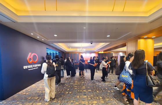 중앙일보 창간 60주년 기념 글로벌 미디어 컨퍼런스 2일차인 18일 오전 8시 36분 서울 소공동 롯데호텔 크리스탈볼룸에서 개막 30분 전 행사를 기다리는 참석자들. 한지혜 기자