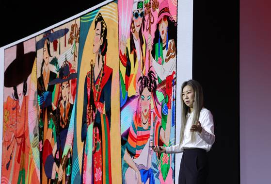 헌터들의 초기 드로잉 이미지를 띄운 매기 강 감독은 "음악과 춤을 통해 악귀를 쫓아내는 것은 (실제로) 무당이 해 온 일"이라며 "이 여성들이 ‘헌터’라고 불리고 (이들의) 노래와 춤이 초자연적인 이유"라고 말했다. 강정현 기자