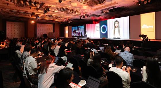 감독은 “작품 속의 크고작은 요소들은 모두 의사결정을 통해 들어간 것”이며 “전세계 모든 도시가 현대적이지만 서울만의 아름다움은 달랐다”고 강조했다. 그는 한국에 방문한 경험이 평면 스케치로 옮겨지고, 3D 애니메이션으로 발전되는 과정을 보여줬다. 강정현 기자