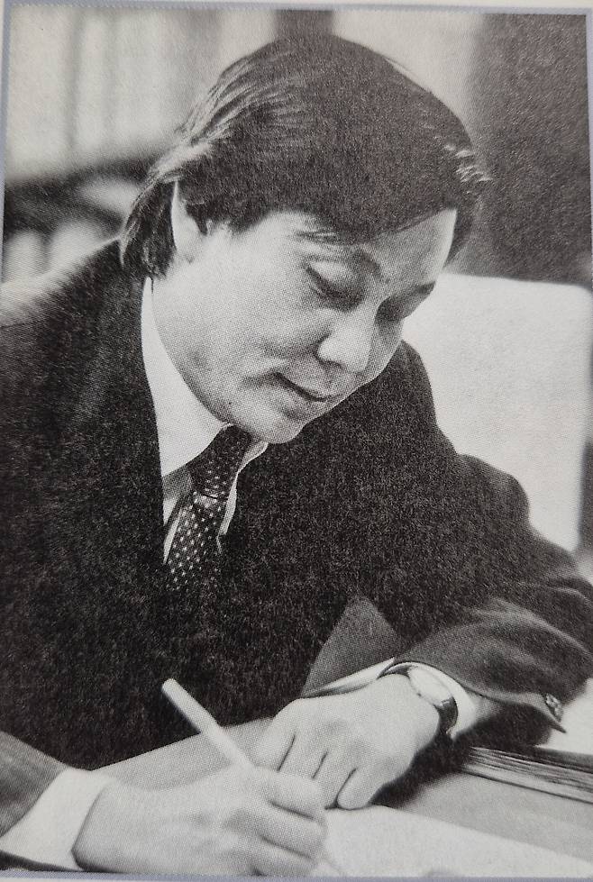 1970년대 중반의 어느 날 집필 중인 김중배.