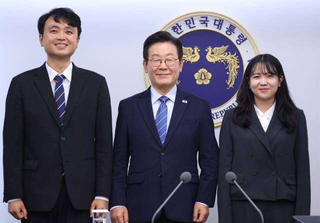 ▲ 이재명 대통령이 18일 서울 용산 대통령실에서 청년담당관에게 임명장을 수여한 뒤 기념촬영을 하고 있다. 왼쪽부터 이주형 청년담당관, 이 대통령, 최지원 청년담당관.  연합뉴스