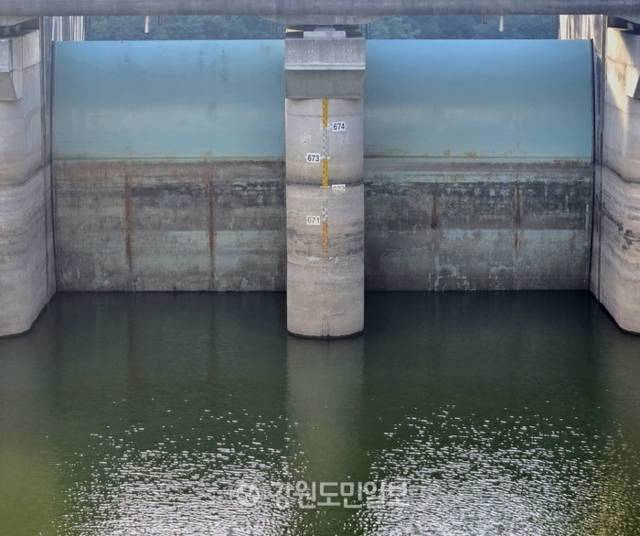 ▲ 태백시와 정선(고한·사북)·삼척(도계)의 용수공급원인 광동댐이 17일 현재 저수량이 477만2900㎥로, 총저수량(1310만㎥)의 36.4%(저수율)를 기록하며 가뭄 대응 ‘주의단계’가 발효됐다. 광동댐 모습. 전인수