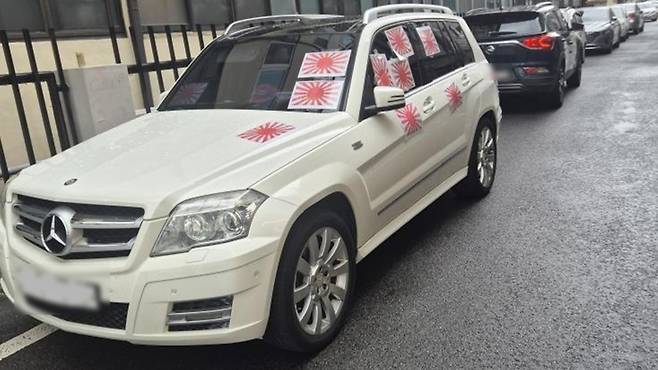 ▲ '욱일기'로 도배된 벤츠 차량 [온라인 커뮤니티]