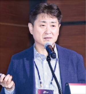 유승호 삼성바이오로직스 최고재무책임자﻿가 17일 ‘KIW 2025’에서 ﻿위탁개발생산(CDMO) 사업의 성과와 성장 전략을 발표하고 있다. ﻿ /김범준 기자