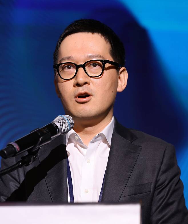 코리아 인베스트먼트 위크(KIW) 2025 넷째날인 18일 서울 여의도 콘래드호텔에서 이동건 마이리얼트립 대표가 ‘K-Travel의 미래와 마이리얼트립의 성장 전략’을 주제로 강연하고 있다. 이솔 기자