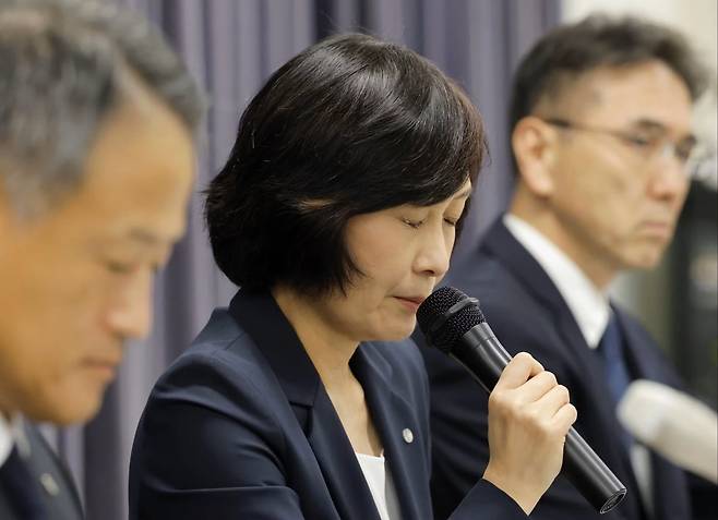 돗토리 미츠코 일본항공 사장이 지난 10일 기자회견을 열고 사과하고 있다.