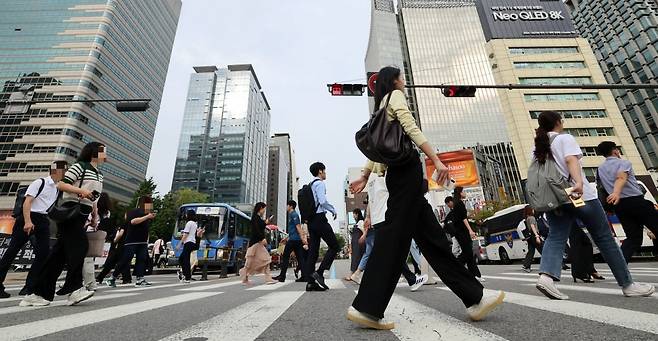 서울 세종대로 광화문광장 인근에서 시민들이 출근을 하고 있다./한국경제