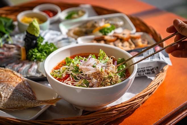 제철 반찬과 다양한 해산물을 한 상으로 맛보는 대표 메뉴 ‘바다술상’. 바다술상 제공