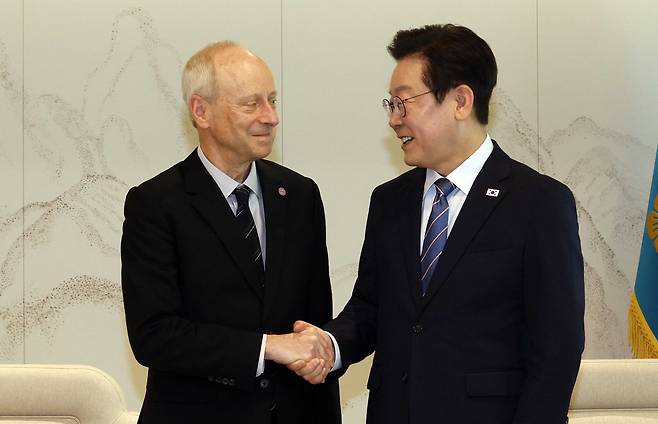 이재명 대통령이 18일 용산 대통령실에서 마이클 샌델 하버드대학교 교수와 악수하고 있다. 대통령실사진기자단