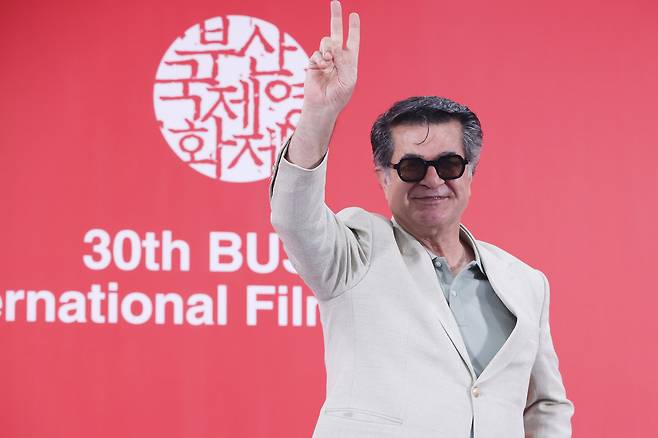 자파르 파나히 감독이 18일 부산 해운대구 영화의전당에서 제30회 부산국제영화제 올해의 아시아영화인상 갈라 프레젠테이션 <그저 사고였을 뿐> 기자회견에서 포즈를 취하고 있다. 연합뉴스