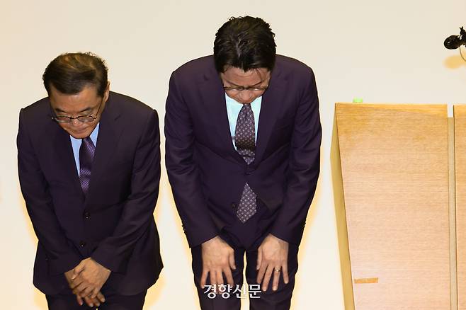 조좌진 롯데카드 대표이사 등 관계자들이 18일 서울 중구 부영태평빌딩에서 해킹 사고로 인한 고객 정보 유출사태에 대해 대고객 사과를 하고 있다. 성동훈 기자