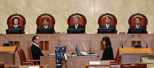 조희대 대법원장(가운데)이 18일 서울 서초구 대법원에서 열린 전원합의체에서 발언하고 있다. 연합뉴스