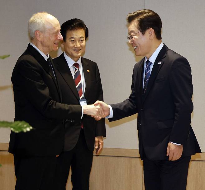 ‘정의란 무엇인가’ 저자와 악수 이재명 대통령이 18일 용산 대통령실에서 책 <정의란 무엇인가> 저자로 잘 알려진 마이클 샌델 미국 하버드대 교수를 접견하고 있다. 대통령실사진기자단