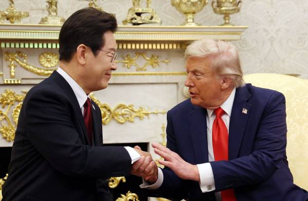 이재명 대통령과 도널드 트럼프 미국 대통령이 25일(현지시간) 미국 워싱턴DC 백악관에서 정상회담을 하며 악수하고 있다. 2025.8.26