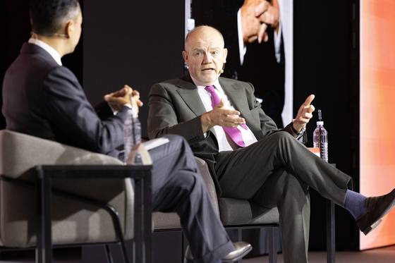 CNN CEO Mark Thompson, right, speaks with JoongAng Holdings Vice Chairman Hong Jeong-do during the JoongAng 60th Anniversary Global Media Conference held at the Lotte Hotel in central Seoul on Sept. 18. [JOONGANG ILBO]