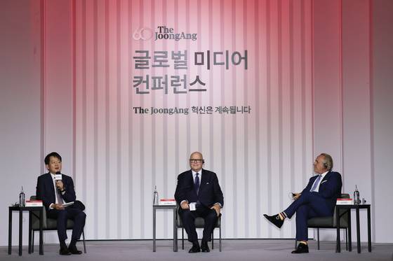 JoongAng Ilbo CEO Park Chang-hee, left, International News Media Association CEO Earl Wilkinson, center, and and Innovation Media Consulting President Juan Señor speak during the JoongAng 60th Anniversary Global Media Conference held at the Lotte Hotel in central Seoul on Sept. 18. [JOONGANG ILBO]