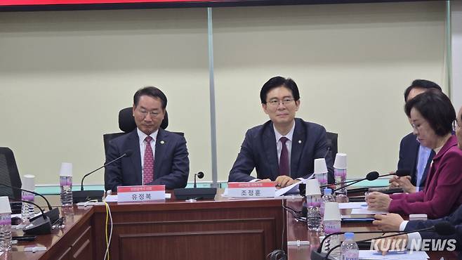 조정훈 국민의힘 의원과 유정복 인천시장이 18일 국회 의원회관 제6간담회실에서 열린 ‘수도권에서 이기는 보수, 어떻게 가능했나’에서 행사 준비에 돌입했다. 임현범 기자