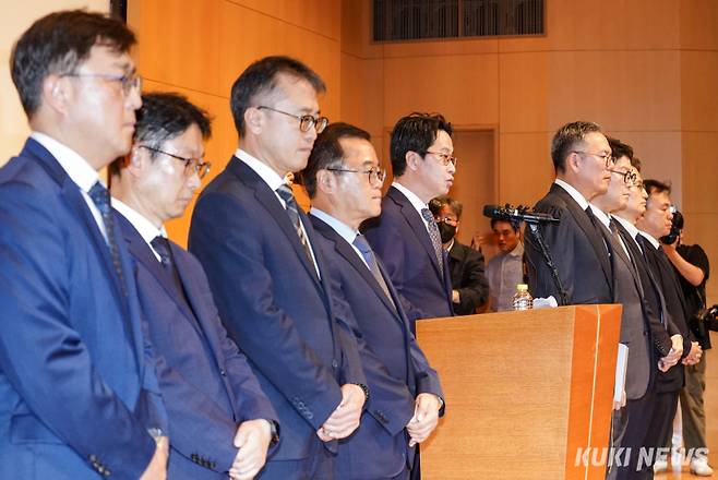 조좌진 롯데카드 대표이사 등 관계자들이 18일 서울 중구 부영태평빌딩에서 대규모 해킹 사고로 인한 고객 정보 유출사태에 대해 사과하고 있다.