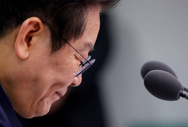 이재명 대통령이 18일 서울 용산 대통령실에서 열린 제11차 수석보좌관회의에서 자료를 살펴보고 있다. 연합뉴스