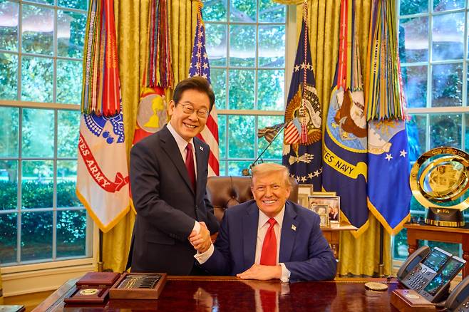 이재명 대통령이 지난달 25일(현지시간) 미국 워싱턴DC 백악관 오벌오피스에서 열린 한미 정상회담뒤 도널드 트럼프 미국 대통령과 악수하며 미소짓고 있다. 연합뉴스