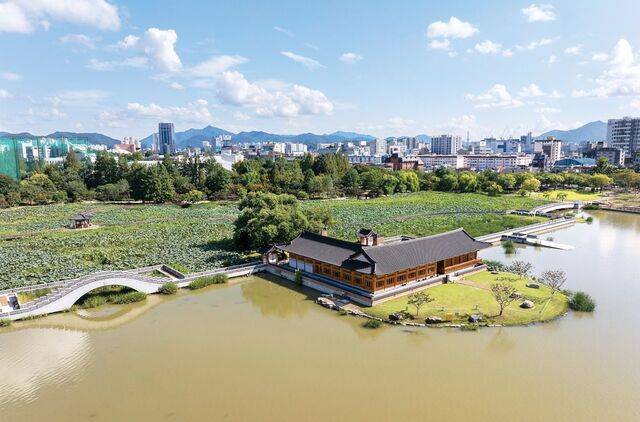 덕진공원 호수 한가운데 자리한 한옥 형태의 연화정도서관을 상공에서 내려다본 모습. 주변 자연 경관과 어우러져 쉼과 사색을 주는 공간인 전통 정자의 멋스러움에 현대적 가치를 더했다.