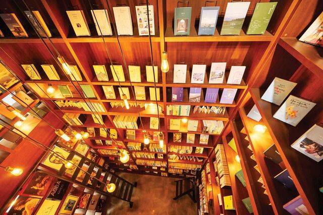 여행지 가이드북 등으로 채운 다가여행자도서관.