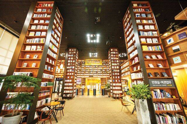 4개의 기둥 모양 서가가 이채로운 책기둥도서관.